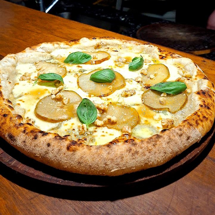 Pizza del mes de octubre — Peras y queso azul, con miel, nueces y albahaca
